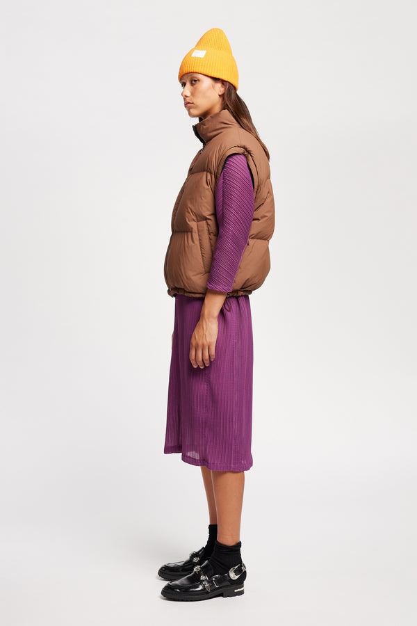 women - side view of model in merino atoll dutch orange beanie
