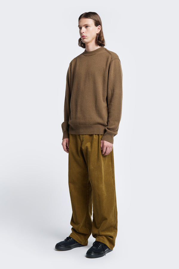 The Photic Sweater Brown has exposed linked seams at the shoulder for extra structure and shape. This relaxed crew-neck jumper is knitted in a wool/cashmere blend that is light, warm and soft.