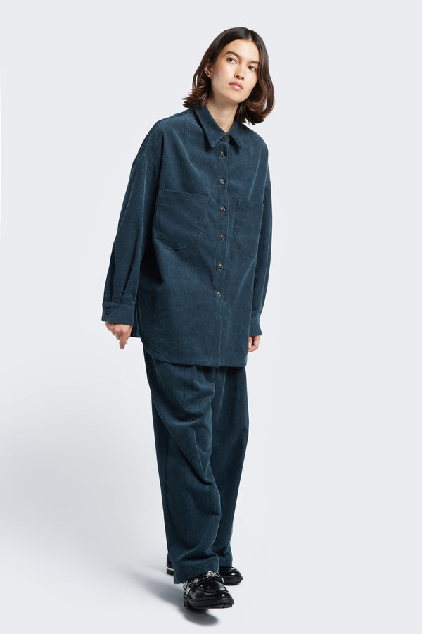 The Proclaim Cord Shirt Petrol Blue is a big style shirt made from thick-wale corduroy. This long sleeve, buttoned up shirt can also be worn as a light-weight outer layer.