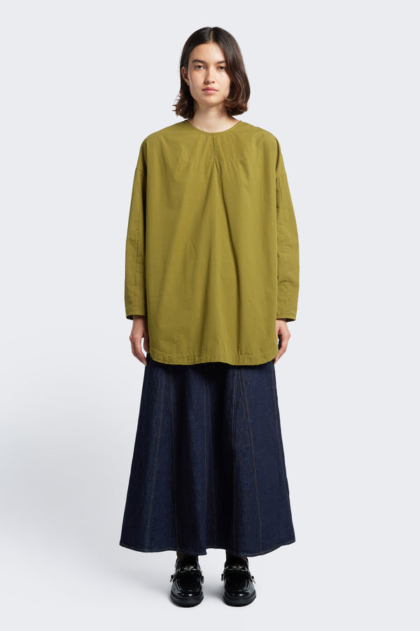 The Plateau Blouse Moss Green is a long sleeve shirt with a relaxed silhouette. This blouse has a simple front with darted seam detail.