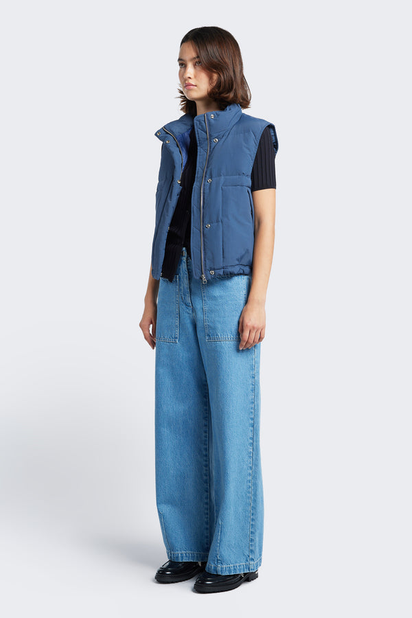 The Stay Quilted Puffer Vest Blue is a quilted down vest with a centre zip and stud-press closure, high neckline for warmth and elasticated armholes for comfort. Features side pockets and elastic waist pulls with toggles to adjust the shape.