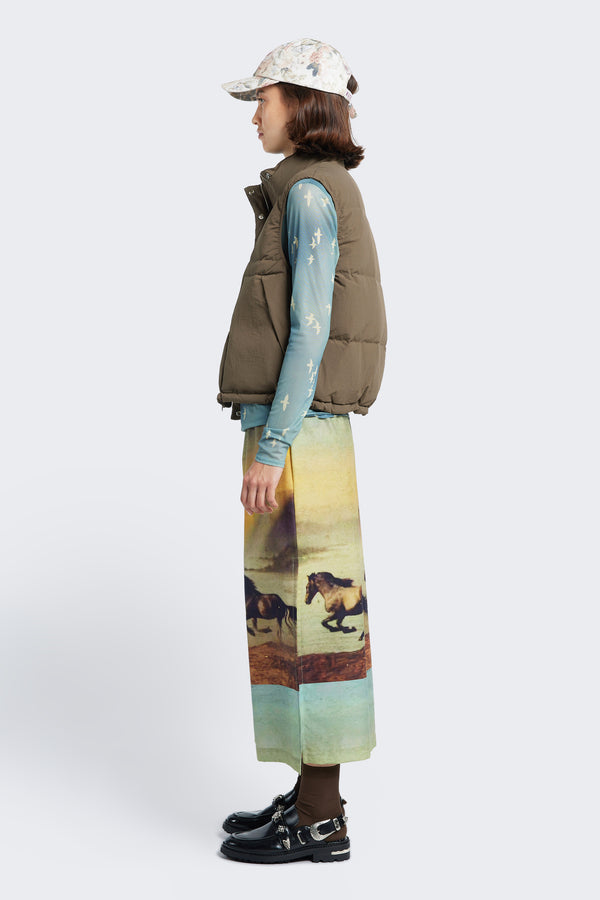 The side profile of the Stay Quilted Puffer Vest Brown with elasticated armholes for comfort and elastic waist pulls with toggles to adjust the shape.