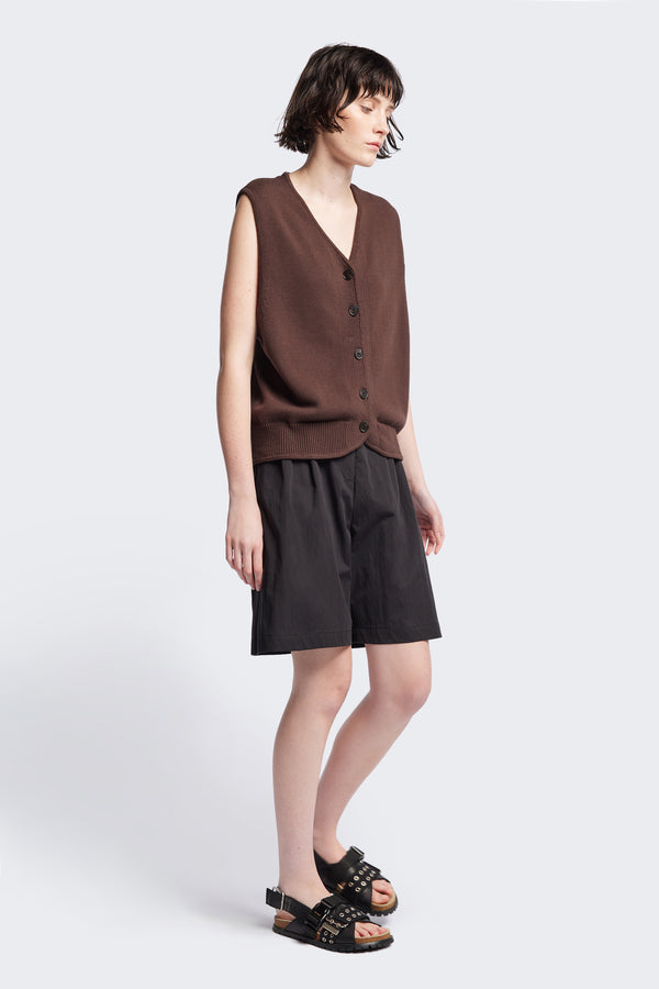 Tailored Depth Short in Black, crafted from soft cotton with pleat front detail, slant pockets, and a relaxed wide leg. Finished with back dart detailing and patch pockets. Available in 6 sizes.