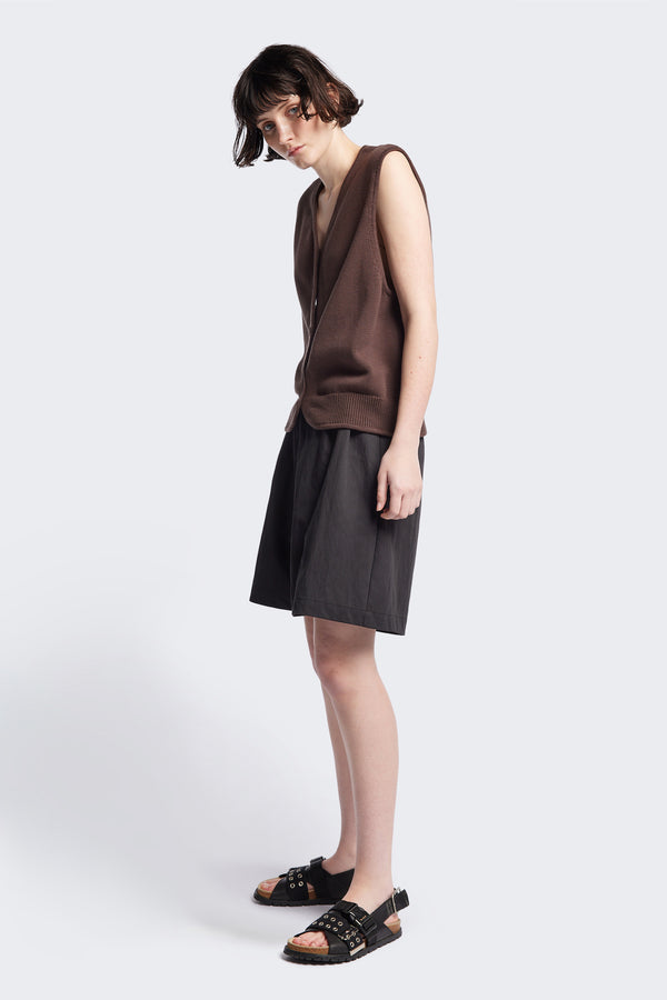 Tailored Depth Short in Black, crafted from soft cotton with pleat front detail, slant pockets, and a relaxed wide leg. Finished with back dart detailing and patch pockets. Available in 6 sizes.