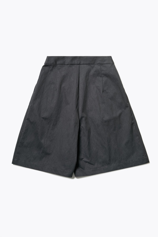 Back of the Tailored Depth Short in Black, crafted from soft cotton with pleat front detail, slant pockets, and a relaxed wide leg. Finished with back dart detailing and patch pockets. Available in 6 sizes.