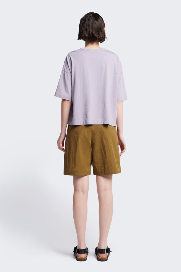 Back of the Tailored Depth Short in Olive Brown, crafted from soft cotton with pleat front detail, slant pockets, and a relaxed wide leg. Finished with back dart detailing and patch pockets. Available in 6 sizes.