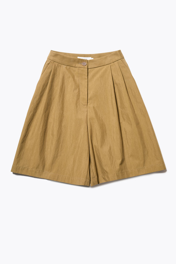 Tailored Depth Short in Olive Brown, crafted from soft cotton with pleat front detail, slant pockets, and a relaxed wide leg. Finished with back dart detailing and patch pockets. Available in 6 sizes.