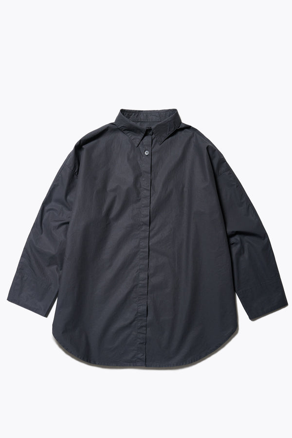 Flat Front of Kestrel Shirt Black – relaxed long sleeve shirt with back button placket and scoop hemline, worn by model. Available in XXS, XS, S, M, L