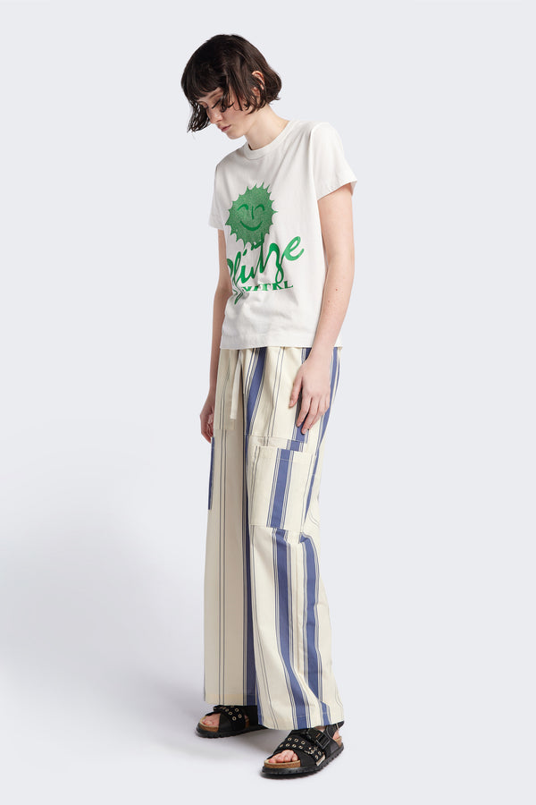 The Pfutze Print T Shirt in White and Green. A classic t-shirt cut from a soft cotton jersey, with a thick rib neckline and straight hem. Available in 5 sizes.
