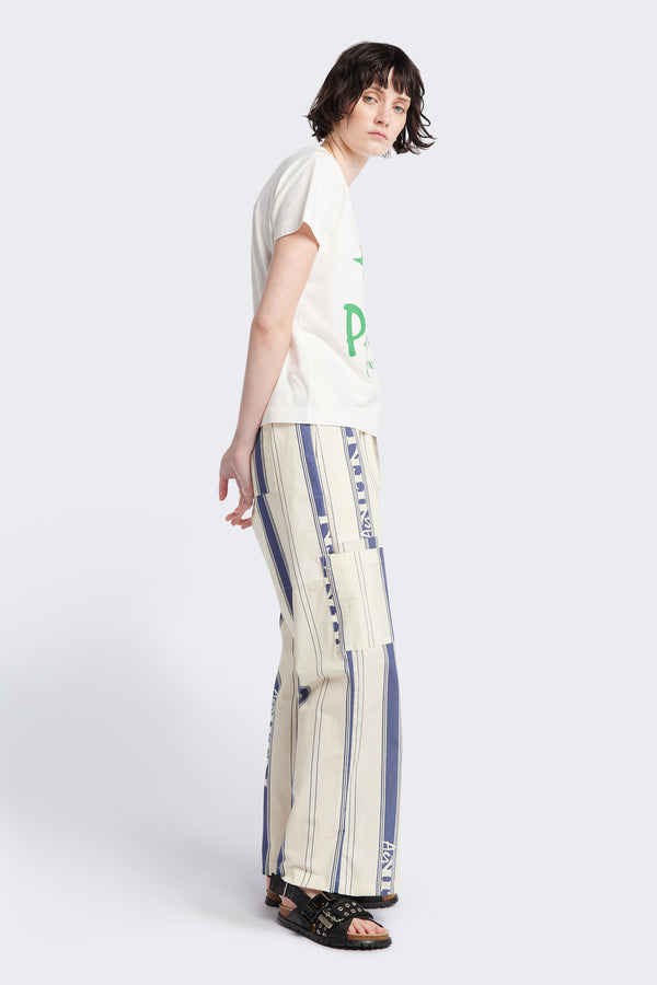 Side of The Pfutze Print T Shirt in White and Green. A classic t-shirt cut from a soft cotton jersey, with a thick rib neckline and straight hem. Available in 5 sizes.