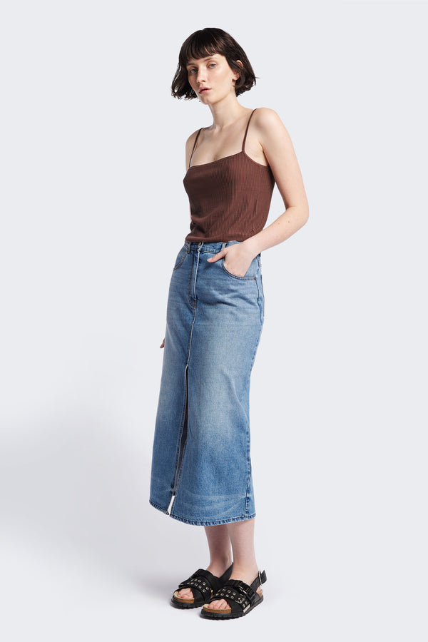 Sial Knit Cami in cocoa ribbed fabric, featuring a slim fit, round scoop neckline, and square back. The hemline sits just at the waistband, styled with a skirt or pants. Available in 5 sizes.