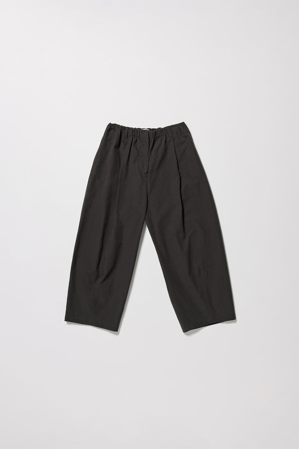 Flat front of the Factor Pleat Pant black slate. A relaxed silhouette defined by an encased elastic waistband. 