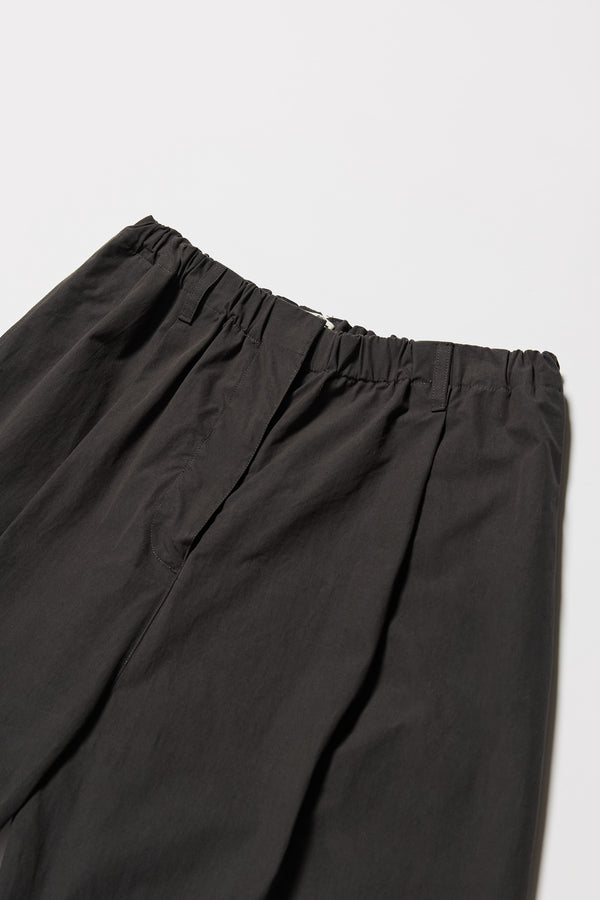 Close up fabric shot of the Factor Pleat Pant black slate. A relaxed silhouette defined by an encased elastic waistband. 
