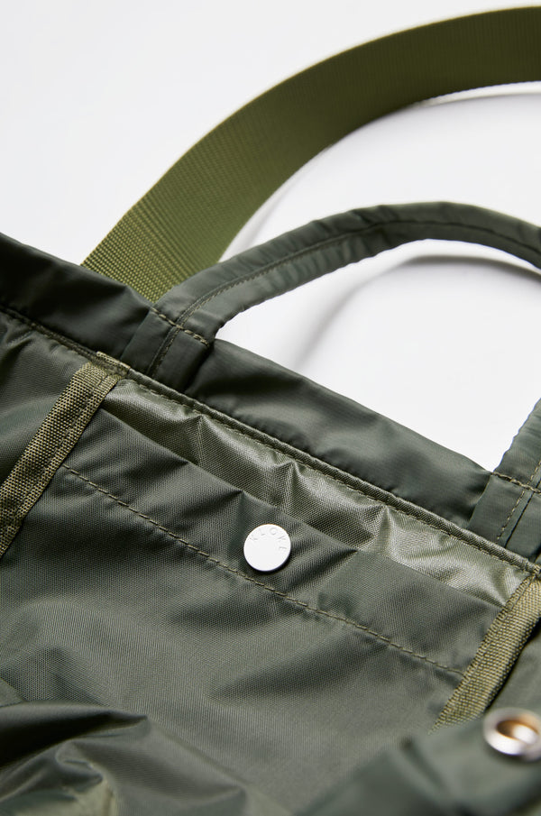 The Influx Padded Bag Olive has a snap lock pocket on the inside. This practical tote bag has two strap lengths, so you can wear over your shoulder or carry. 