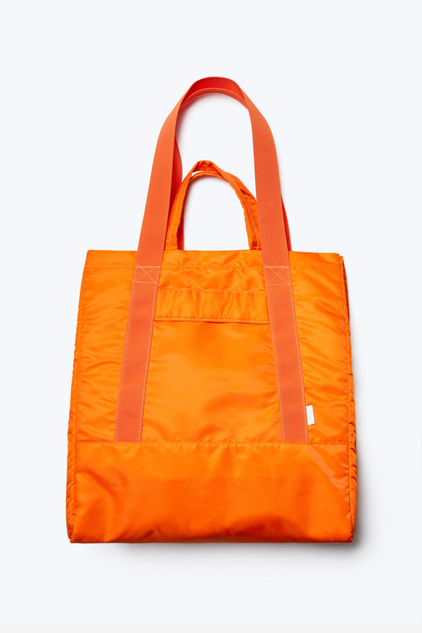 The Influx Padded Bag is a practical tote in orange featuring a padded look and feel. Made from strong, quick drying nylon. Features two strap lengths, so you can wear over your shoulder or carry.