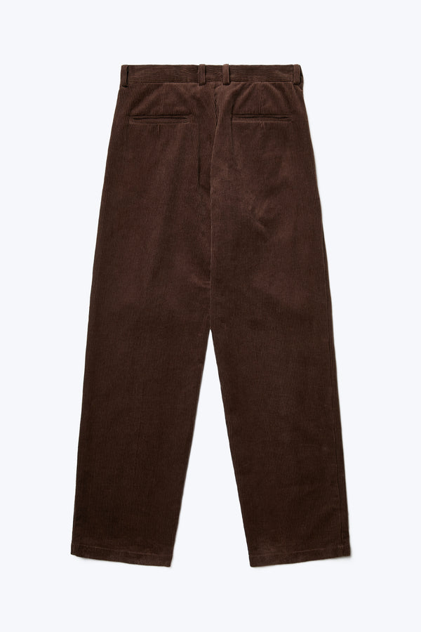 The back of the Intake Pleat Pant Chocolate, a semi-tailored cord pant with a loose fit. Featuring two button-closing back pockets to keep valuables safe.