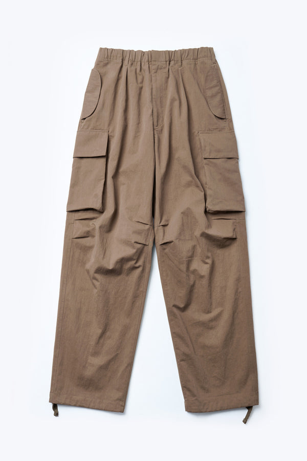 The Modulate Cargo Pant is made from a mid-weight cotton drill in Mid Brown. These classic cargo pants with a super-relaxed fit, feature plenty of details like 3D pockets, concealed fastening, and elastic waist with classic zip and press-stud fly closure.