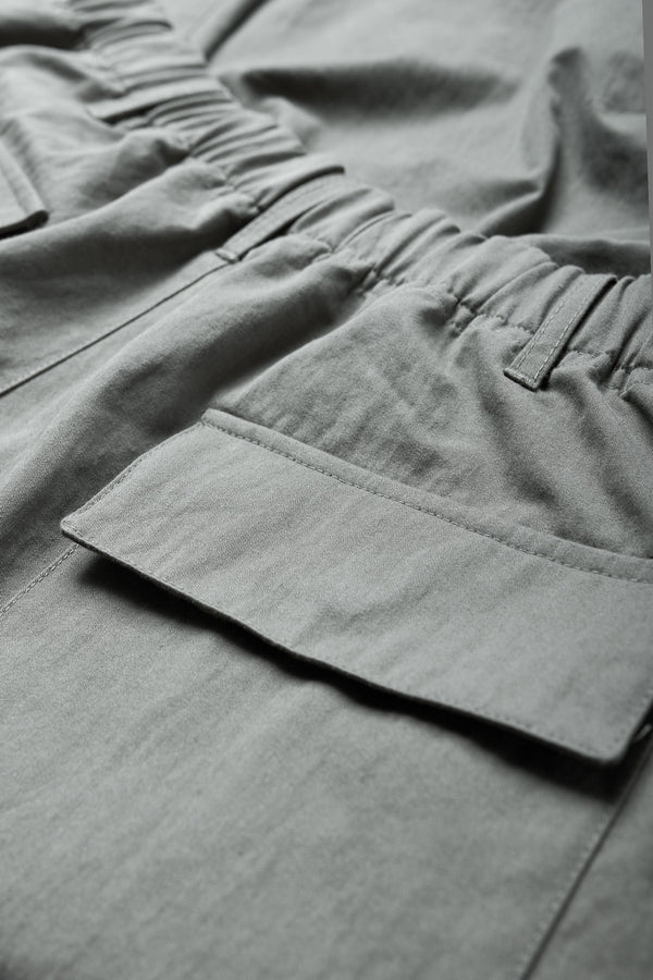 The Modulate Cargo Pant Grey features an elastic waist with classic zip and press-stud fly closure and six pockets including flap pockets at the back. 