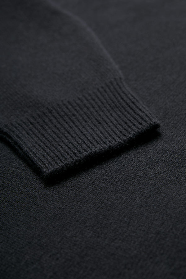 The Photic Cashmere Sweater with rib cuffs, is knitted in a special wool/cashmere blend in Black that is soft.