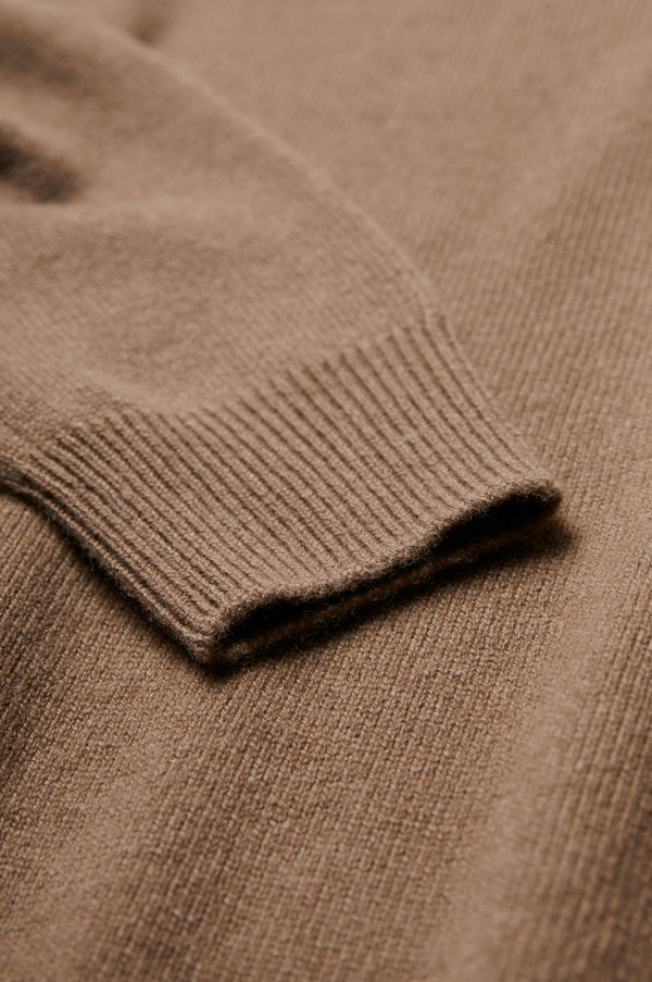 The Photic Cashmere Sweater with rib cuffs, is knitted in a special wool/cashmere blend in Brown.