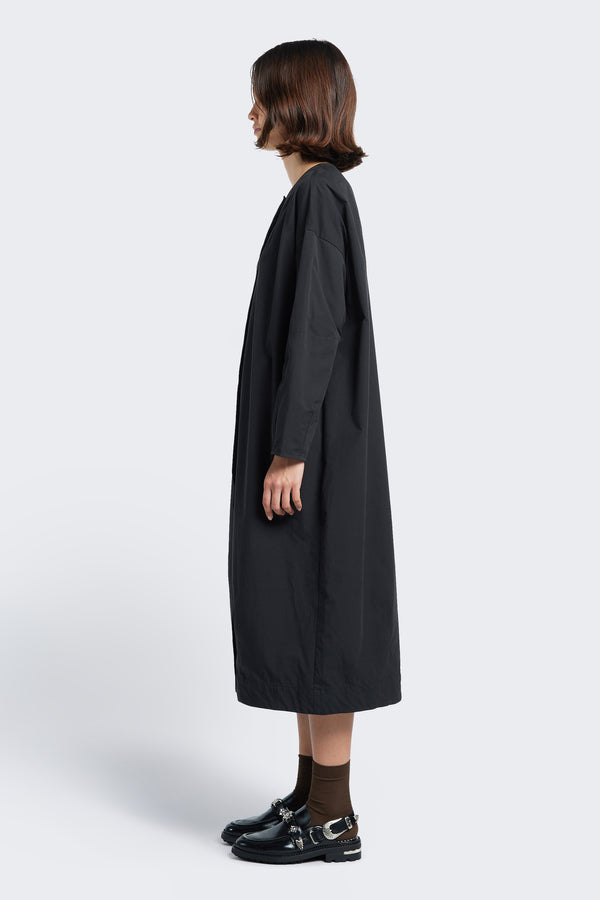 Side profile of the Agora Dress Black with long sleeves and in seam side pockets.