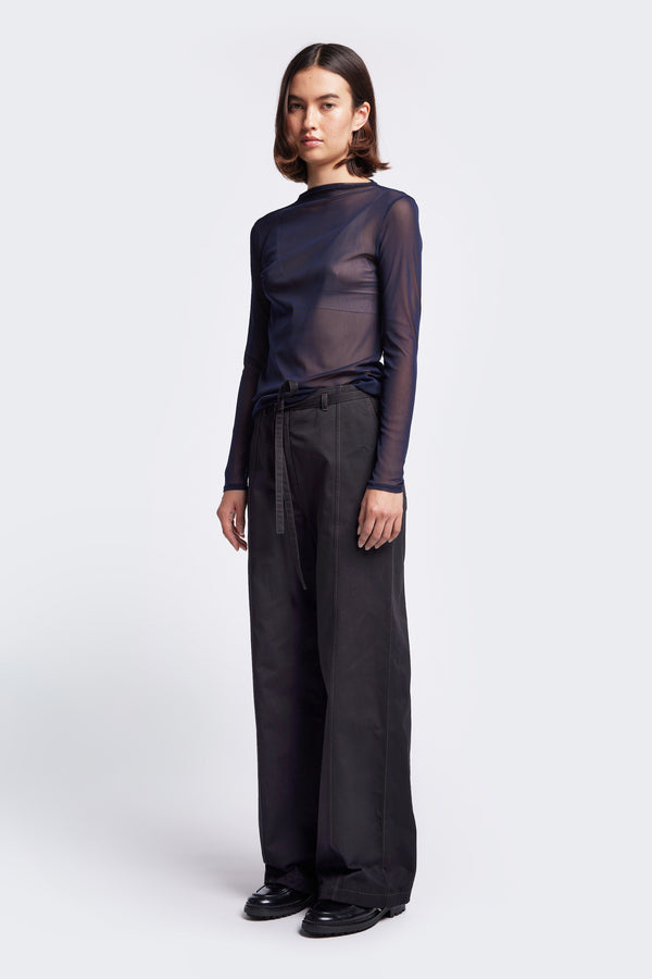 The Found Tie Front Pant Black, a relaxed, straight-leg pant with waist tie. Crafted from a durable cotton that’s easy to wear. Complete with contrast topstitch and diagonal seam pockets at the front.