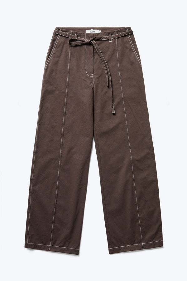 The front of the Found Tie Front Pant Brown with white stitching. These relaxed, straight-leg pant have belt loops, waist tie and diagonal seam pockets at the front. Crafted from a durable cotton that’s casual and easy to wear.