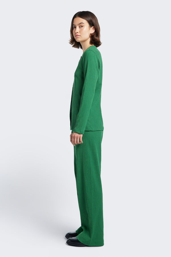 Sie profile of the slim fit Hideout Crinkle Top Green. The long sleeve, button up top is made from a special crinkle fabric. Available in five sizes.