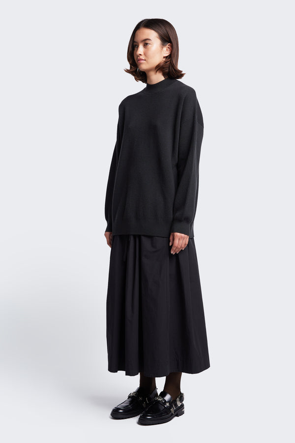 The comfortable Interlude Skirt Black styled with the Buro Knit Sweater Charcoal. Made from 100% cotton. 