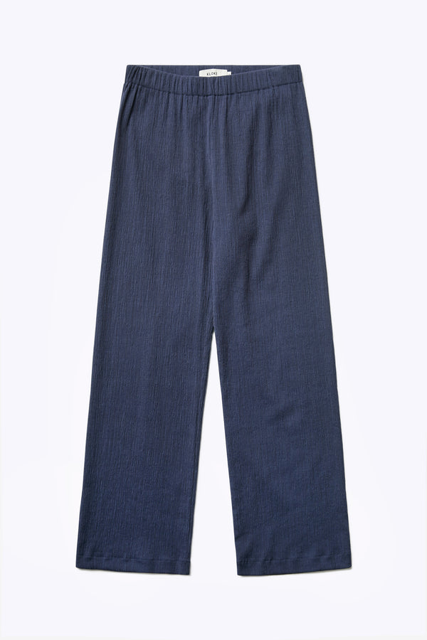 The front of the Oracle Crinkle Pant Ink, a slinky, slim fit pant with an elasticated waistband for comfort. 