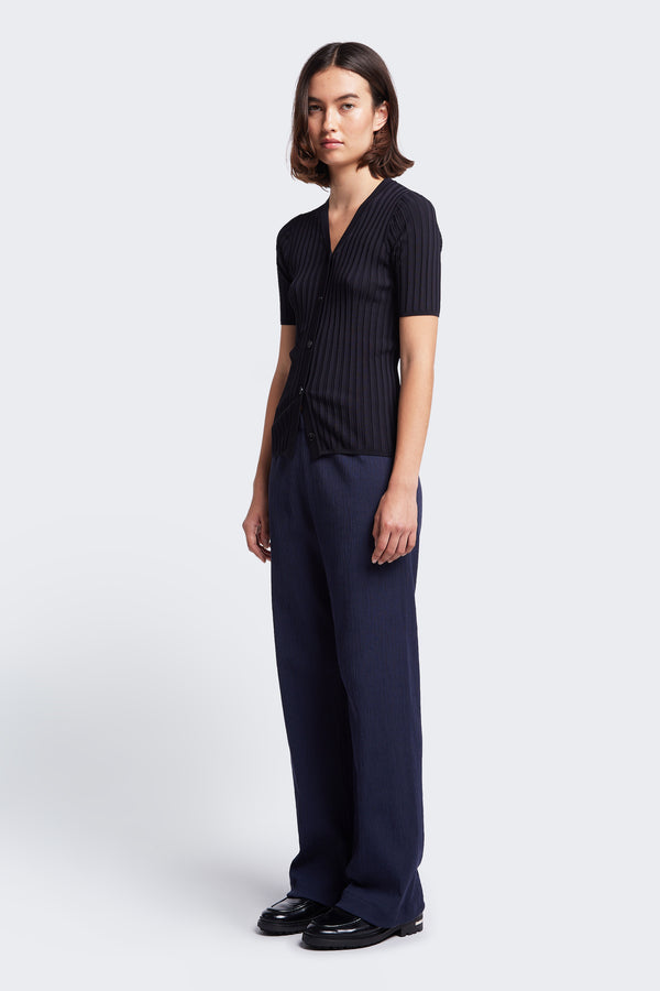 The Oracle Crinkle Pant is a slinky, straight leg pant with a comfortable elasticated waistband. Made from a special crinkle fabrication in Ink.