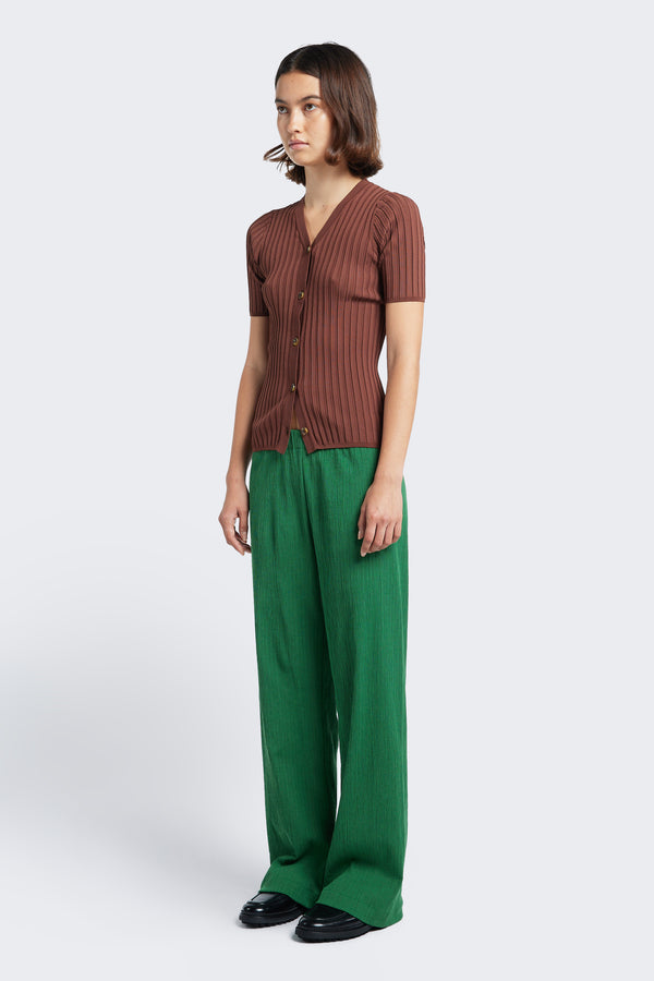 The Oracle Crinkle Pant is a slinky, straight leg pant with a comfortable elasticated waistband. Made from a special crinkle fabrication in green. Available in five sizes. 