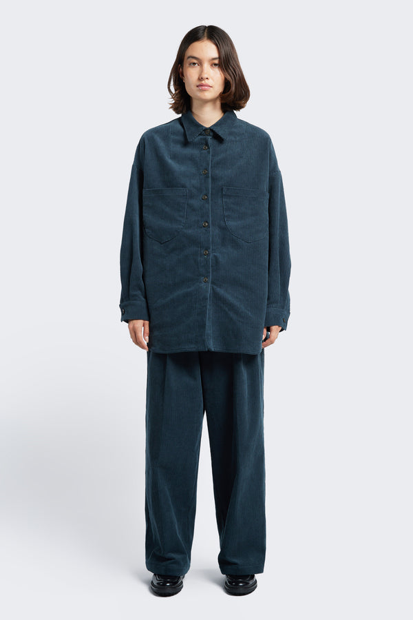 The Proclaim Cord Shirt Petrol Blue is a buttoned up shirt with front patch-pockets. Made from a thick-wale corduroy. 