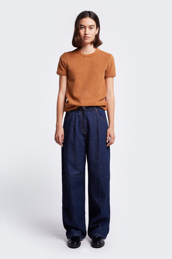 The Reset Jean Indigo is a relaxed baggy jean featuring two darts at the centre front waistline and darts across the knee. 