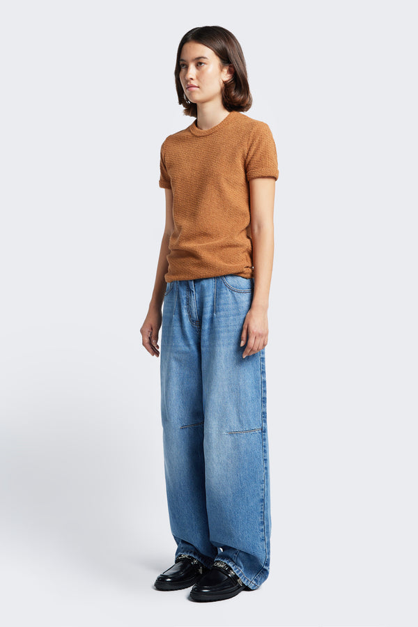 The Reset Jean Mid Blue Wash is a relaxed baggy jean featuring two darts at the centre front waistline and darts across the knee. 