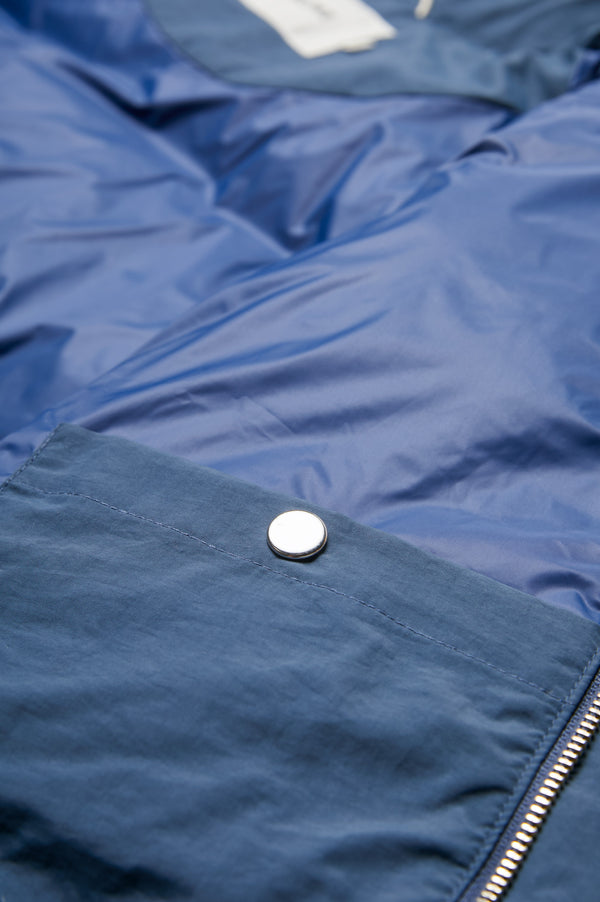 The Stay Quilted Puffer Vest Blue has side pockets and an internal pocket with press stud closure. 