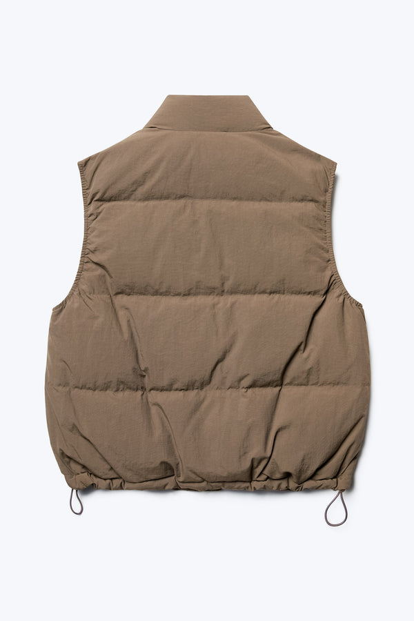 The back of the Stay Quilted Vest Brown is a quilted down puffer vest with high neckline, elasticated armholes for comfort and elastic waist pulls with toggles. Made from 100% Recycled Nylon, Lining 100% Recycled Nylon, 100% Post Consumer Down Fill.