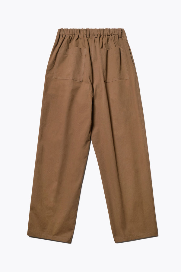 Back of The Boulder Pleat Pants in Brown, crafted from cotton herringbone twill, featuring side slant pockets, back patch pockets, and an elastic waistband with internal pull. Available in 5 sizes. 