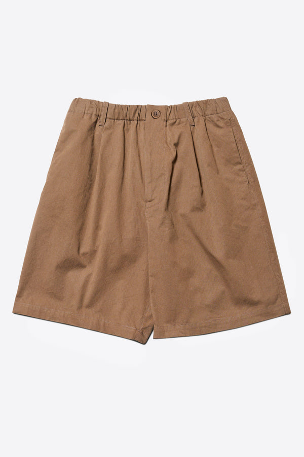 The Degree Pleat Short, a laidback and adaptable easy to weather summer short. Crafted in a brown washed cotton herringbone twill. Available in 5 sizes. 