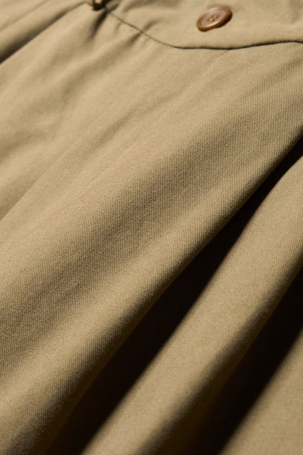 Close up fabric and pocket detail shot of the logic pleat pant in Olive, A relaxed cotton trouser with pleated front and tapered leg