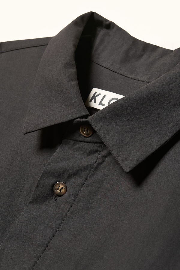 Close up Collar details shot of the Offset Shirt in a black heavyweight cotton, featuring a relaxed fit and utility chest pockets.