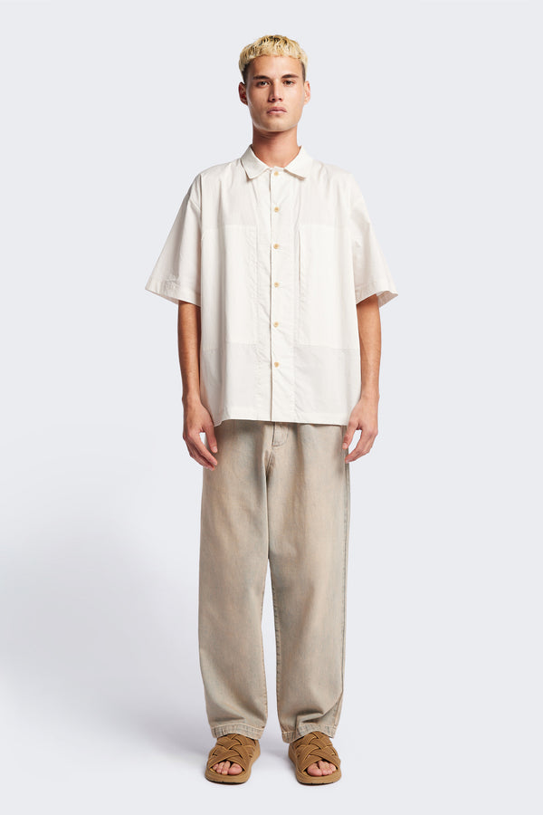 Front of the Ecru Perisi shirt in lightweight micro ripstop cotton, featuring deep double patch map pockets at the chest, buttoned-up design, and a relaxed straight hemline. Available in sizes XS, S, M, L, and XL.