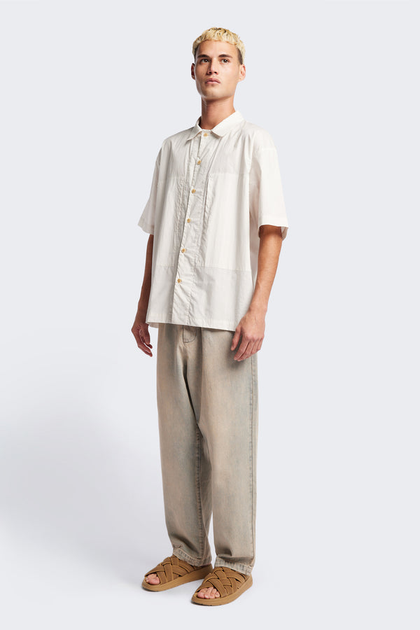 Front of the Ecru Perisi shirt in lightweight micro ripstop cotton, featuring deep double patch map pockets at the chest, buttoned-up design, and a relaxed straight hemline. Available in sizes XS, S, M, L, and XL.