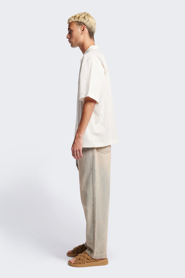 Side of the Ecru Perisi shirt in lightweight micro ripstop cotton, featuring deep double patch map pockets at the chest, buttoned-up design, and a relaxed straight hemline. Available in sizes XS, S, M, L, and XL.