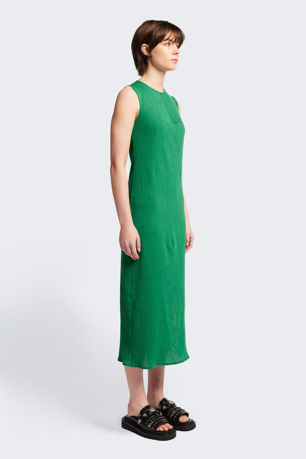 The Level Crinkle Dress in Green, a loose slim fit and stylish long length. Cut from lightweight crinkled crepe fabric this dress exudes everyday sophistication. Available in 4 sizes.