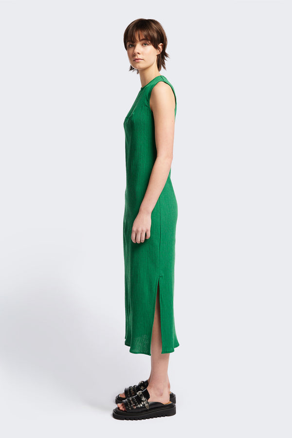 Side of the Level Crinkle Dress in Green, a loose slim fit and stylish long length. Cut from lightweight crinkled crepe fabric this dress exudes everyday sophistication. Available in 4 sizes.