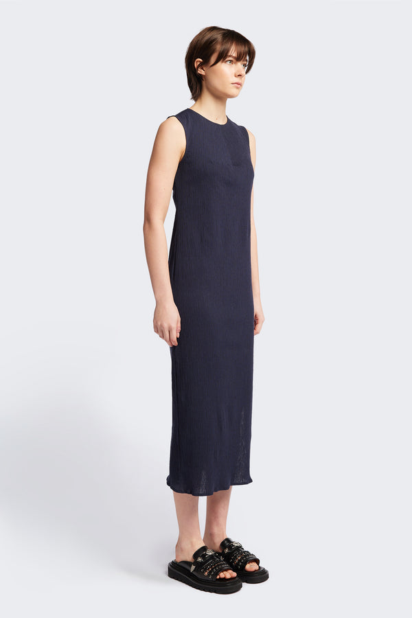 The Level Crinkle Dress in Ink Navy Blue, a loose slim fit and stylish long length. Cut from lightweight crinkled crepe fabric this dress exudes everyday sophistication. Available in 4 sizes.