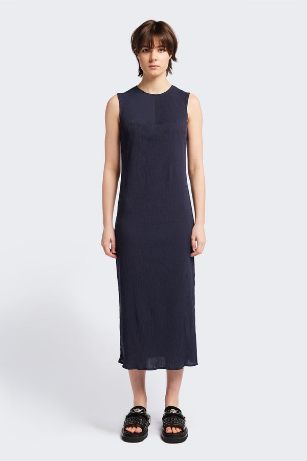 The Level Crinkle Dress in Ink Navy Blue, a loose slim fit and stylish long length. Cut from lightweight crinkled crepe fabric this dress exudes everyday sophistication. Available in 4 sizes.