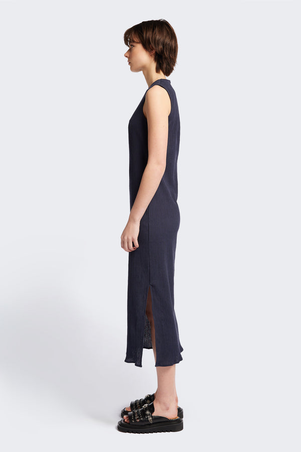 The Level Crinkle Dress in Ink Navy Blue, a loose slim fit and stylish long length. Cut from lightweight crinkled crepe fabric this dress exudes everyday sophistication. Available in 4 sizes.