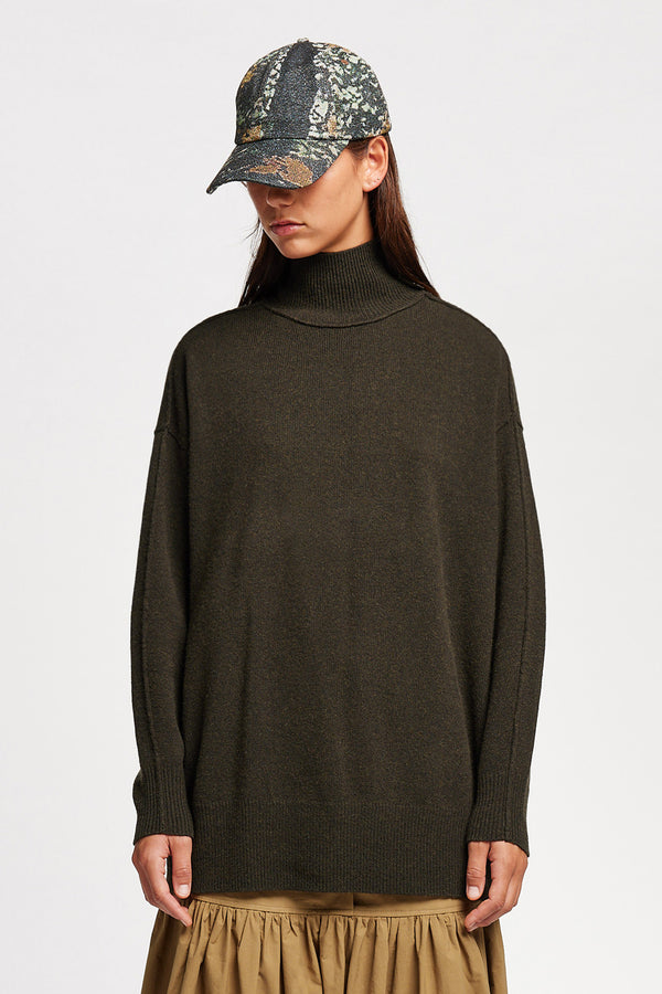 Women - front view of model wearing the Orbital Jacquard Cap in Green Print.  